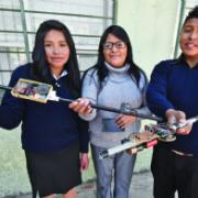 La maestra (centro) y sus estudiantes muestran el bastón “inteligente”. Foto:Freddy Barragán / Página Siete