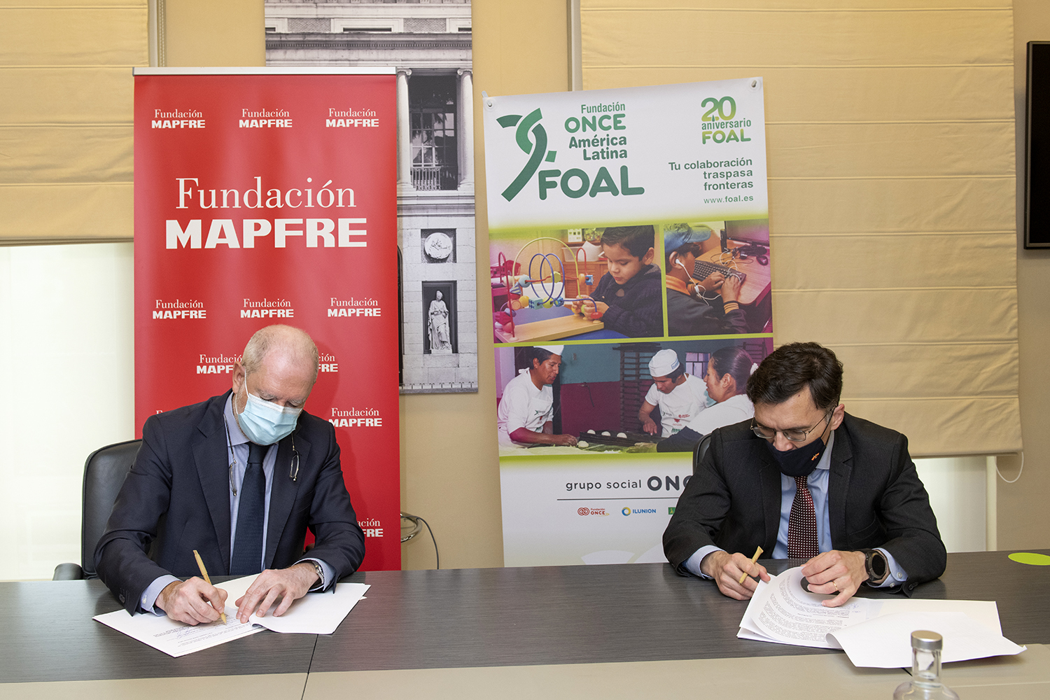 El presidente de Fundación Mapfre, Julio Domingo Souto, y su homólogo de FOAL, Alberto Durán, rubrican el acuerdo