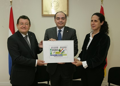 El Grupo Social ONCE entrega un cupónn enmarcado al Emabajdor de Paraguay en España