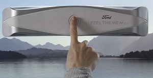 Una mano señalando un dispositivo del prototipo de un coche de Ford