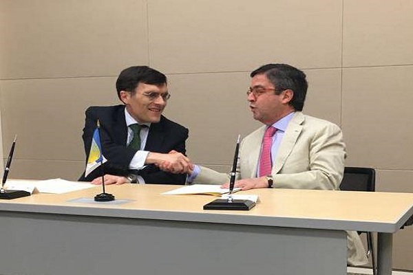 Alberto Durán y Luis Almagro en la firma de acuerdo entre ambas instituciones