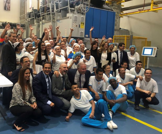 Foto de familia de los trabajadores de la Lavandería ILUNION