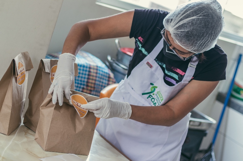 Xiomi Rucoba empaqueta un pedido de empanadillas