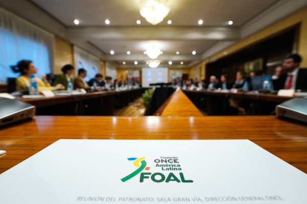 Imagen de la reunión de Patronato de FOAL, con el logotipo de la Fundación en primer plano