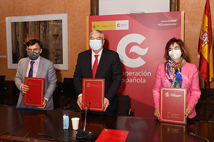 Responsables de cada entidad en la firma del acuerdo entre el Grupo Social ONCE y AECID