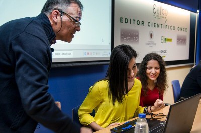 Dos estudiantes con discapacidad visual hacen una demostración del uso de EDICO, acompañadas de un profesor