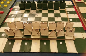 Tablero y figuras de ajedrez elaboradas con papel reciclado