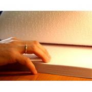 Una mano leyendo texto braille