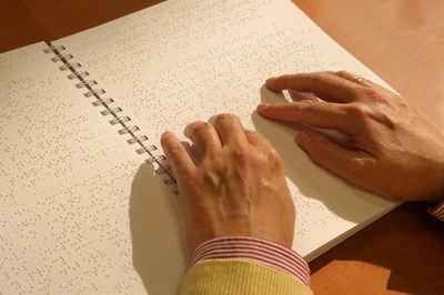 Una persona lee un texto en braille