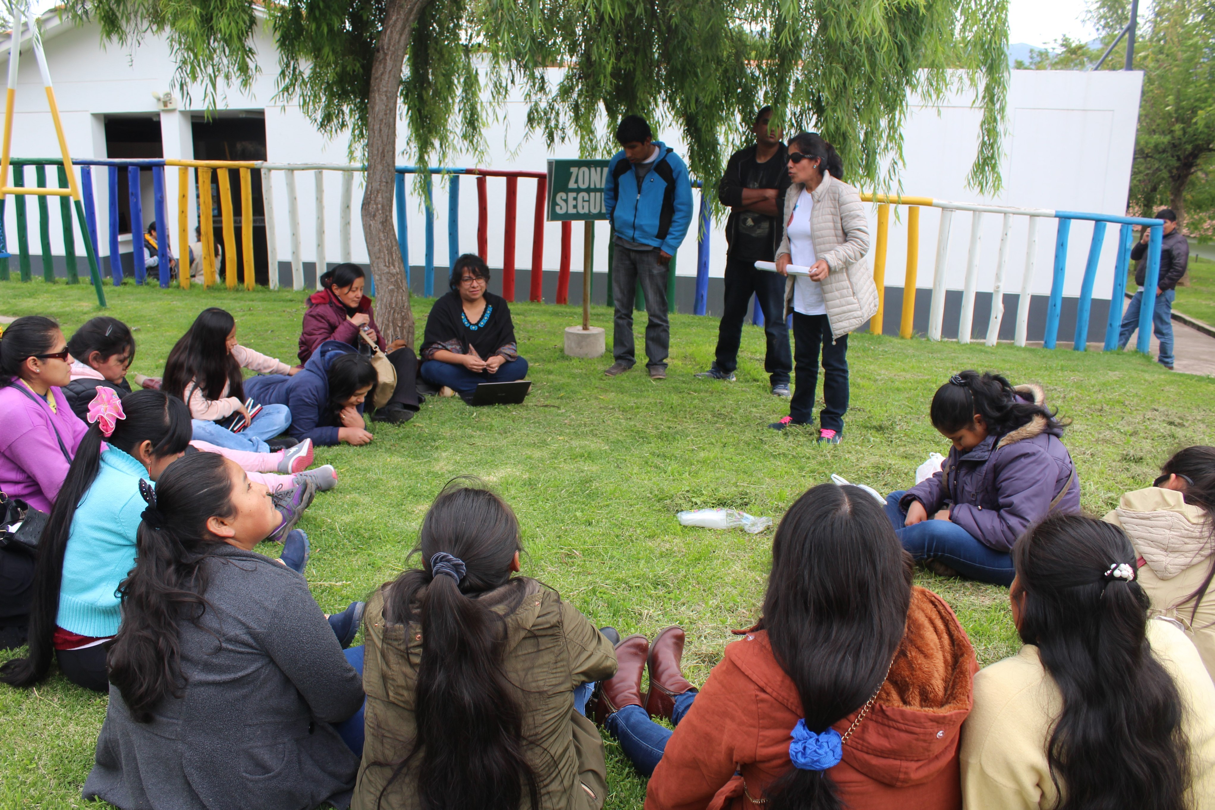 Imagen de un taller de mujeres con discapacidad visual celebrado en Cuzco (Perú)