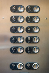 Imagen de las teclas de un ascensor accesible, con botones en braille