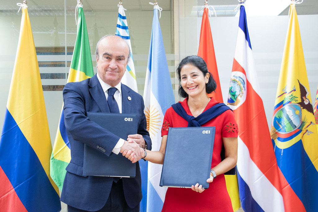 Firma de convenio entre FOAL y OEI por Mariano Jabonero, secretario general de la OEI, y Estefanía Mirpuri, directora general de FOAL.
