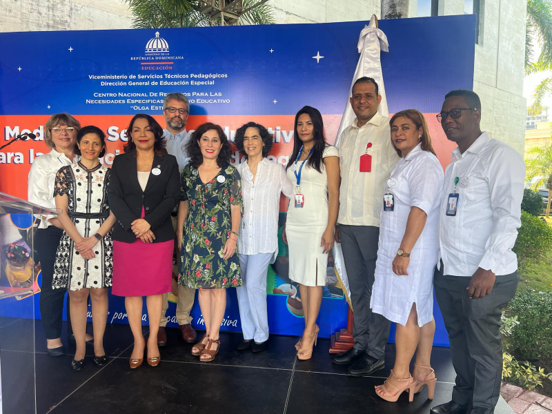 Las autoridades educativas dominicanas posan junto a la expedición de FOAL