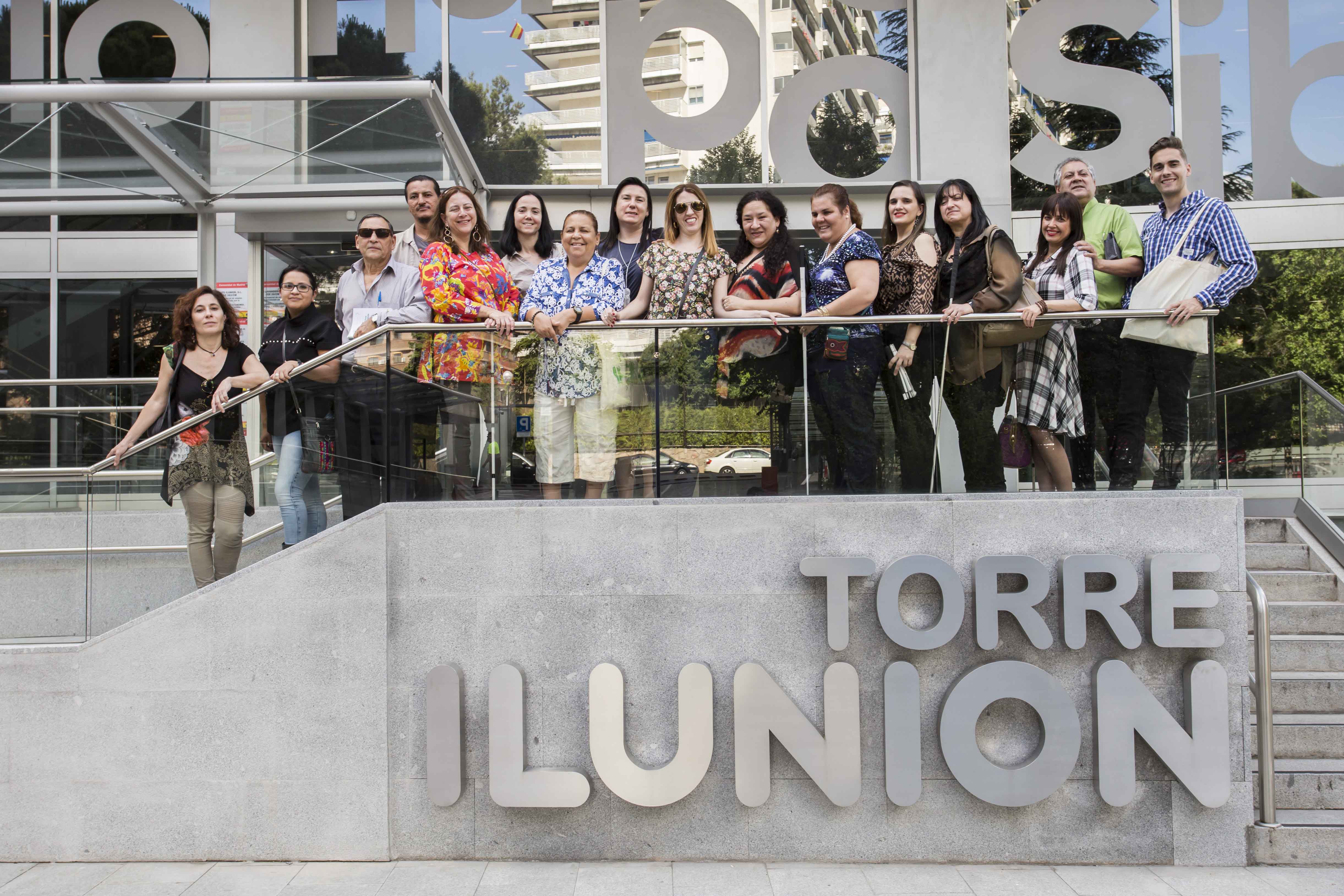 Los coordinadores de ÁGORA y el equipo de FOAL, durante la visita a Ilunion