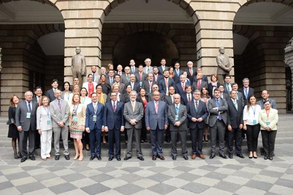 Foto familia con Mariano Jabonero que ha sido elegido secretario general de la OEI