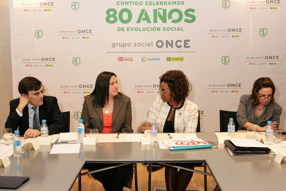 La vicepresidenta de Costa Rica, junto a la delegación del Grupo Social ONCE