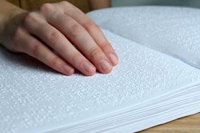 Una persona lee un texto en braille