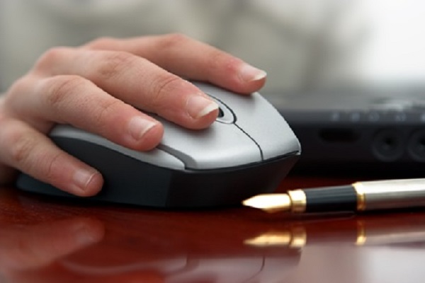 Una mano usando un ratón de ordenador
