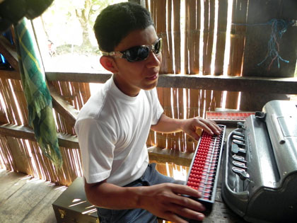 Un estudiante practica cálculo con un ábaco y una máquina Perkins