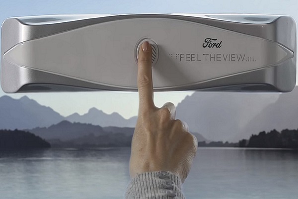 Una mano señalando un dispositivo del prototipo de un coche de Ford
