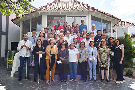 Imagen de familia de los 34 participantes en el Encuentro