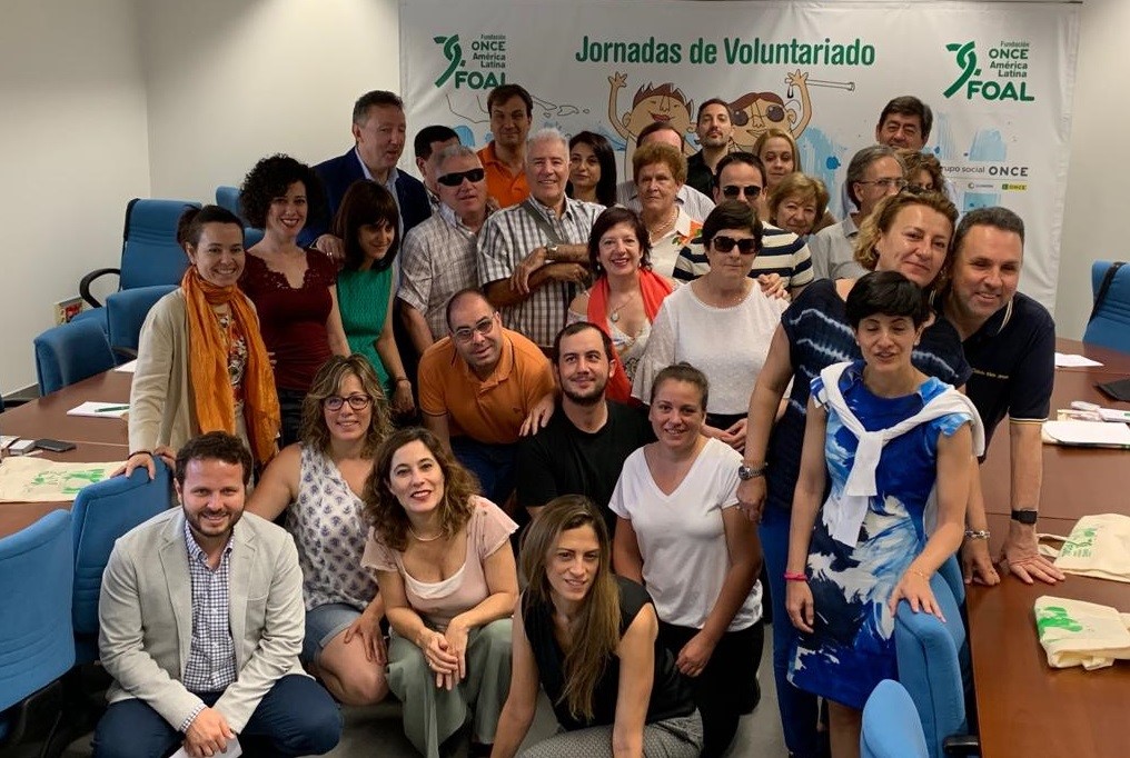 Imagen de familia de los voluntarios de FOAL durante las IV Jornadas