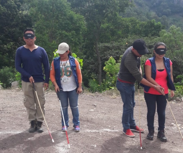 Imagen de la capacitación en orientación y movilidad que Jesús Morcillo impartió en Camotán