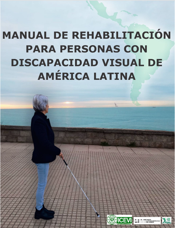 Portada del Manual de Rehabilitación, en la que una mujer con bastón blanco camina sobre un paseo martítimo