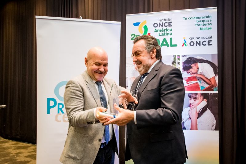 El presidente de la ONCE, Miguel Carballeda, recibe el Premio CERMI.es de manos de su presidente, Luis Cayo