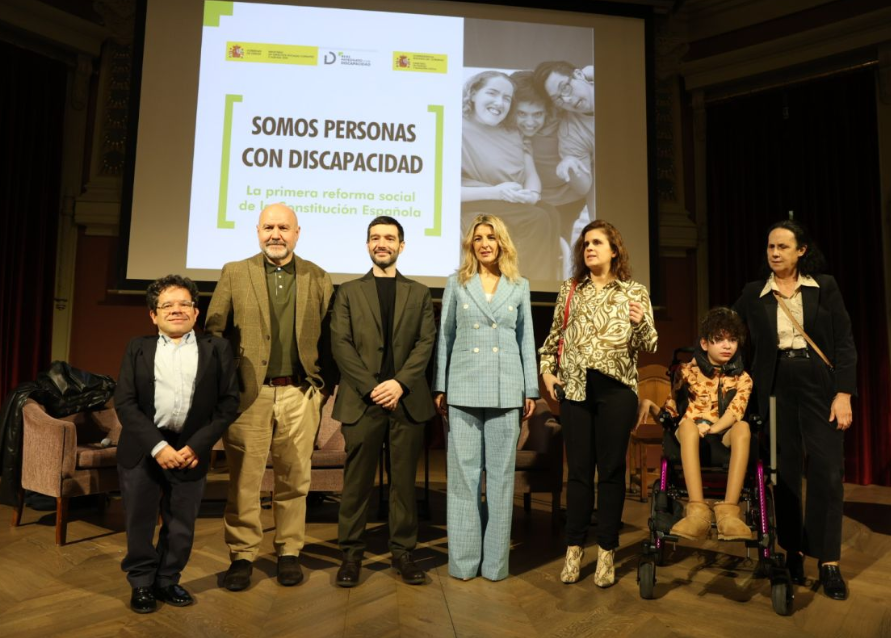 La Vicepresidenta del Gobierno de España y el ministro de Asuntos Sociales presentaron ayer el acuerdo