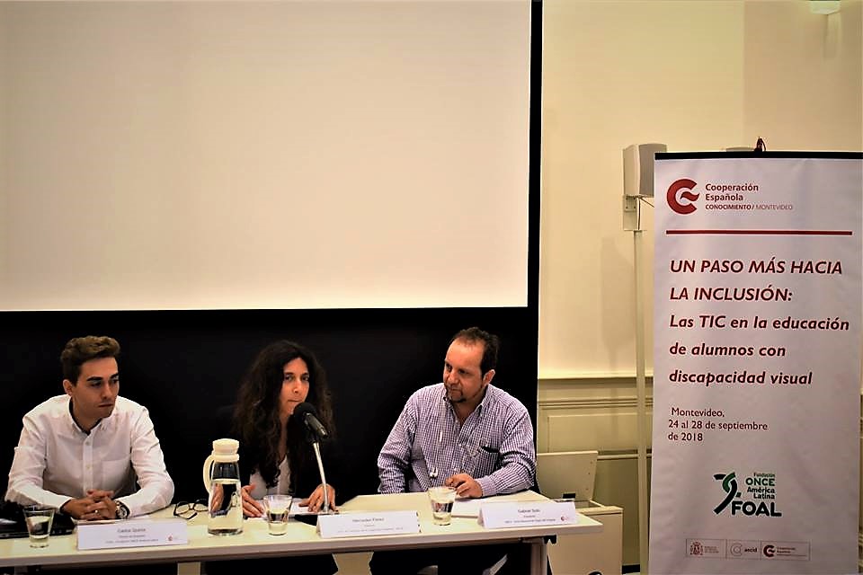 Los representantes de FOAL, del Centro de Formación de la AECID y de la Unión Nacional de Ciegos del Uruguay, durante la inauguración del seminario