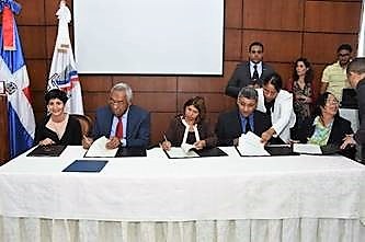 Imagen de la firma del acuerdo por el empleo inclusivo