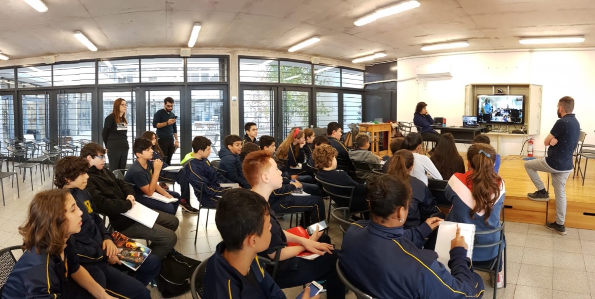 Imagen de los estudiantes uruguayos durante la videoconferencia