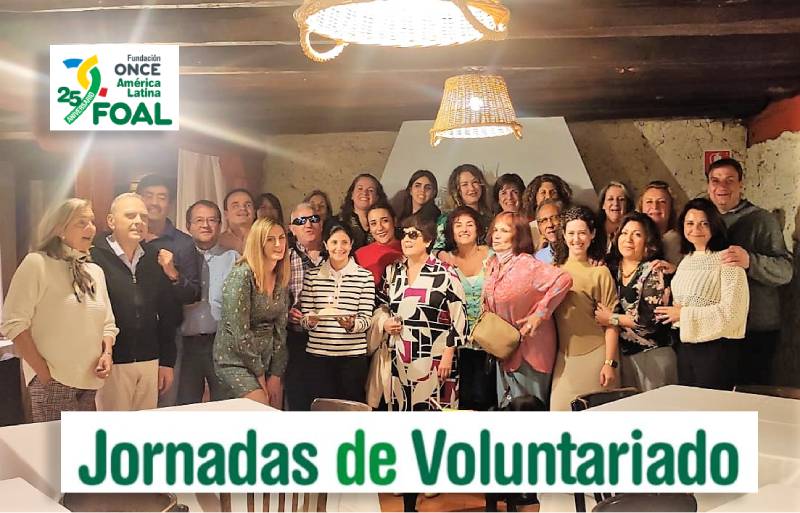 Los voluntarios y voluntarias de FOAL posan en un momento de las jornadas