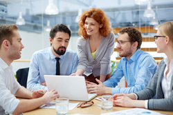 Grupo de personas reunidas en una oficina