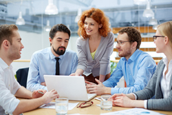 Grupo de personas reunidas en una oficina