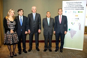 Foto familia de la representación Española y de Colombia