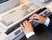 Una persona usando una línea braille en un ordenador