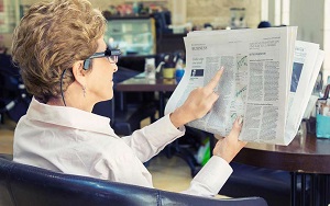 Una persona ciega leyendo un periódico