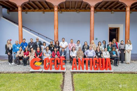 En la imagen se muestra a los participantes del Encuentro y a la Oficina técnica de FOAL