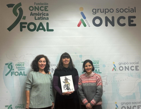 Karina Beltrán, la ganadora del concurso (en el centro), posa junto a la Directora de FOAL, Estefanía Mirpuri (derecha), y Beatriz Martínez, técnico de FOAL (izquierda)